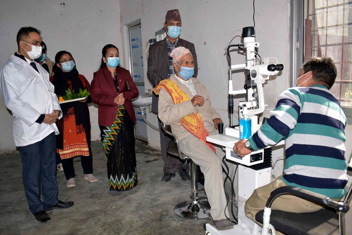 आँखा उपचार शुरु भएपछि बिरामी जाँच गर्दै स्वास्थ्यकर्मी ।